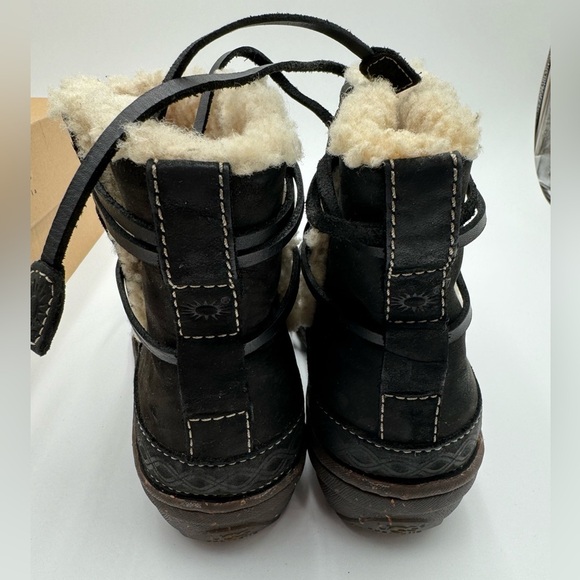 UGG - Cove Black suede, lined ankle boots - size 7 - in Box - Picture 7 of 9